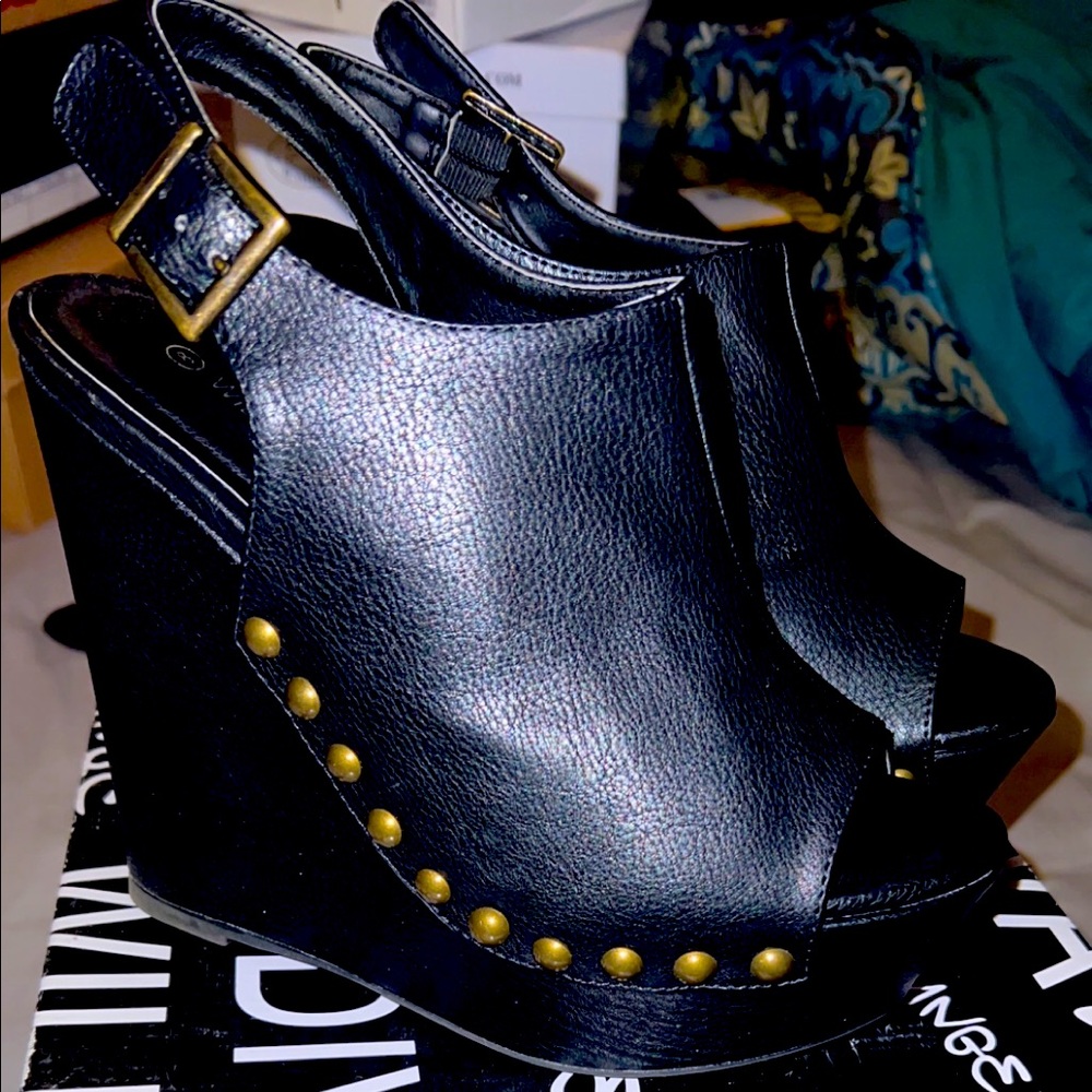 Black Wild Diva with wedges